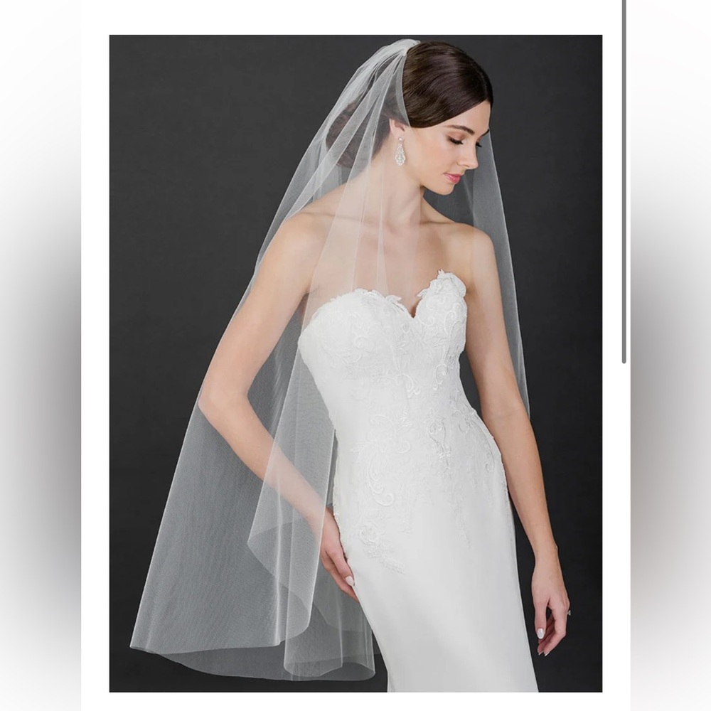 Bel Aire Bridal Knee Length Ivory Veil